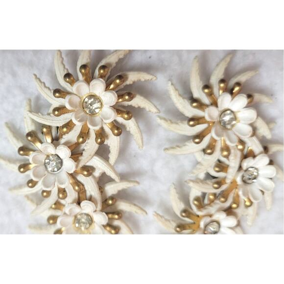 Vintage White Floral Clip On Earrings Rhinestone MCM Retro Celluloid 1940s 1950s - Picture 3 of 5